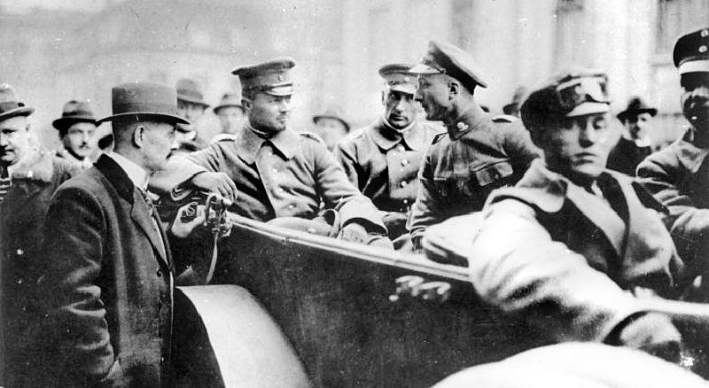 Hermann Ehrhardt (&agrave; esquerda, sentado no carro), l&iacute;der de grupo secreto.