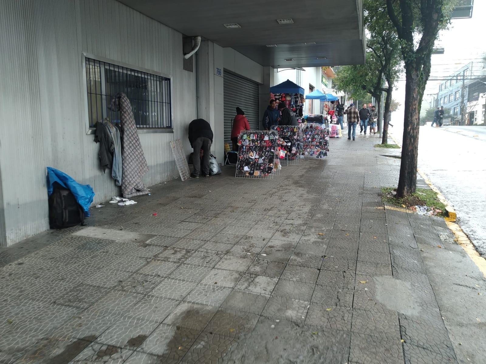 Boa parte dos vendedores, em dias de chuva, se deslocam para baixo das marquises, criando transtornos a lojistas e pedestres