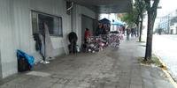 Boa parte dos vendedores, em dias de chuva, se deslocam para baixo das marquises, criando transtornos a lojistas e pedestres