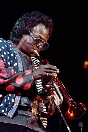 Segundo Troupe, "Miles Davis s&oacute; n&atilde;o est&aacute; por inteiro (na biografia) porque, ao se revelar com tanta impetuosidade, fica claro que n&atilde;o caberia em 543 p&aacute;ginas"