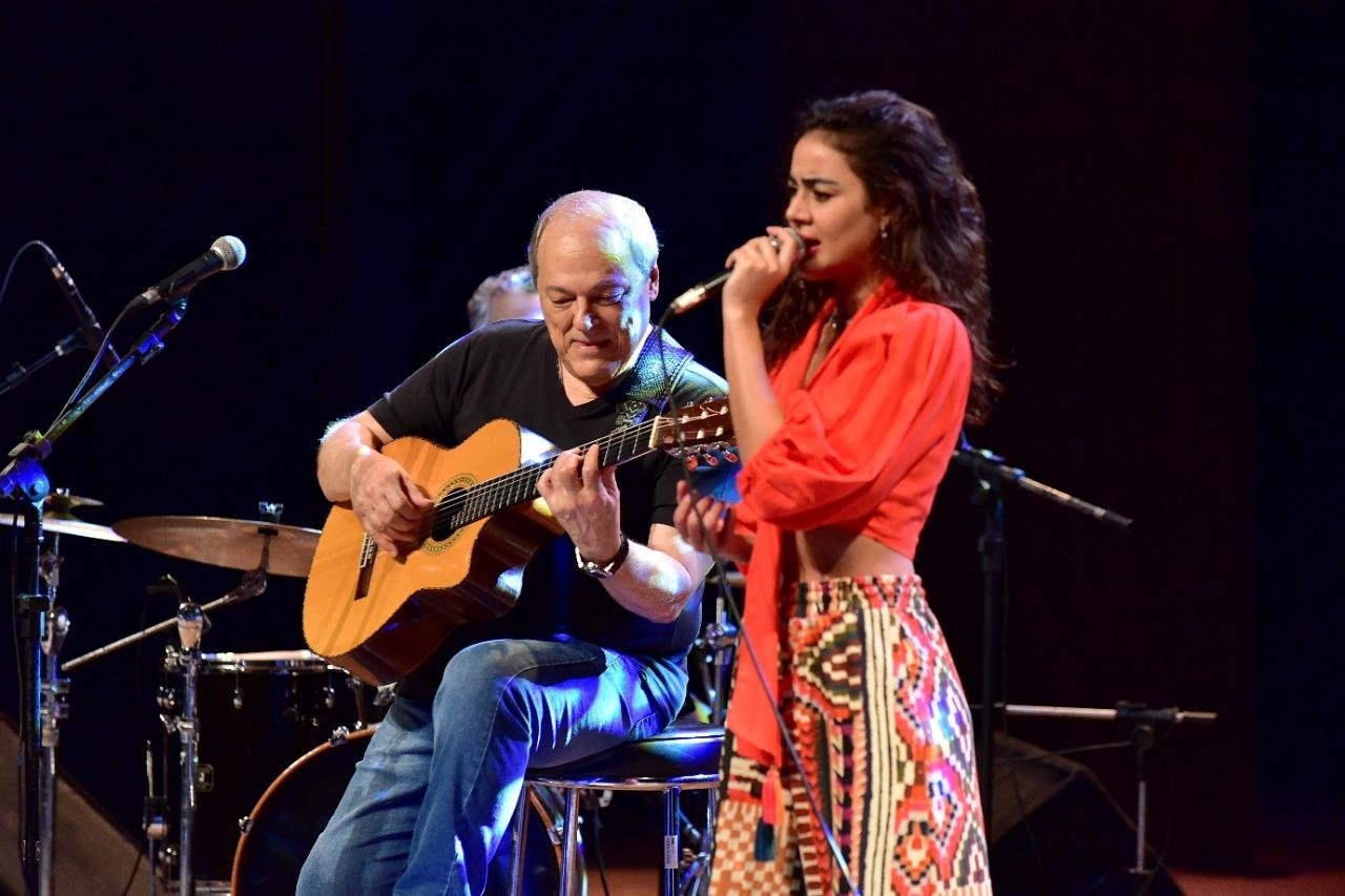 Toquinho e a cantora Camilla Faustino
