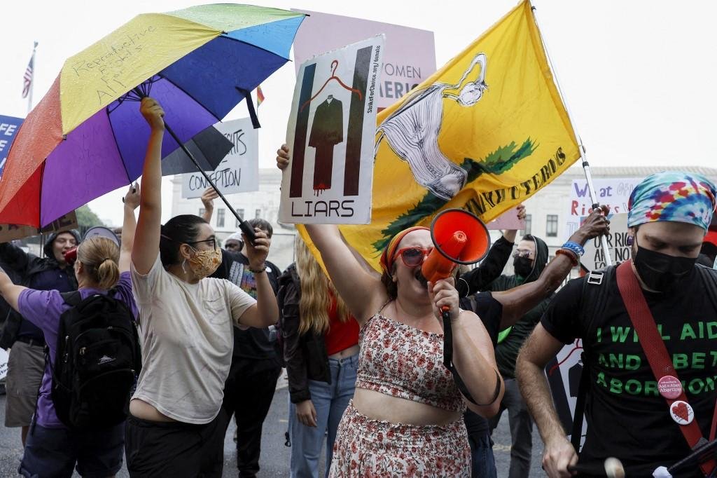 Grupos tem protestado contra e a favor