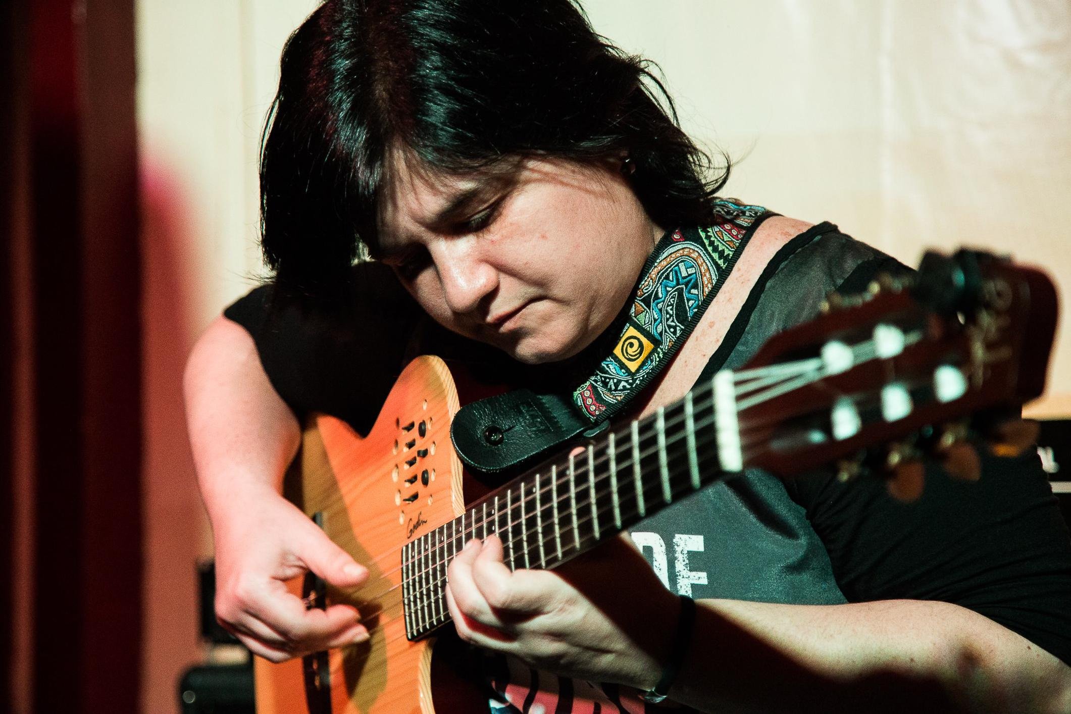 Andrea Perrone lan&ccedil;a o show "High", com repert&oacute;rio 100% autoral