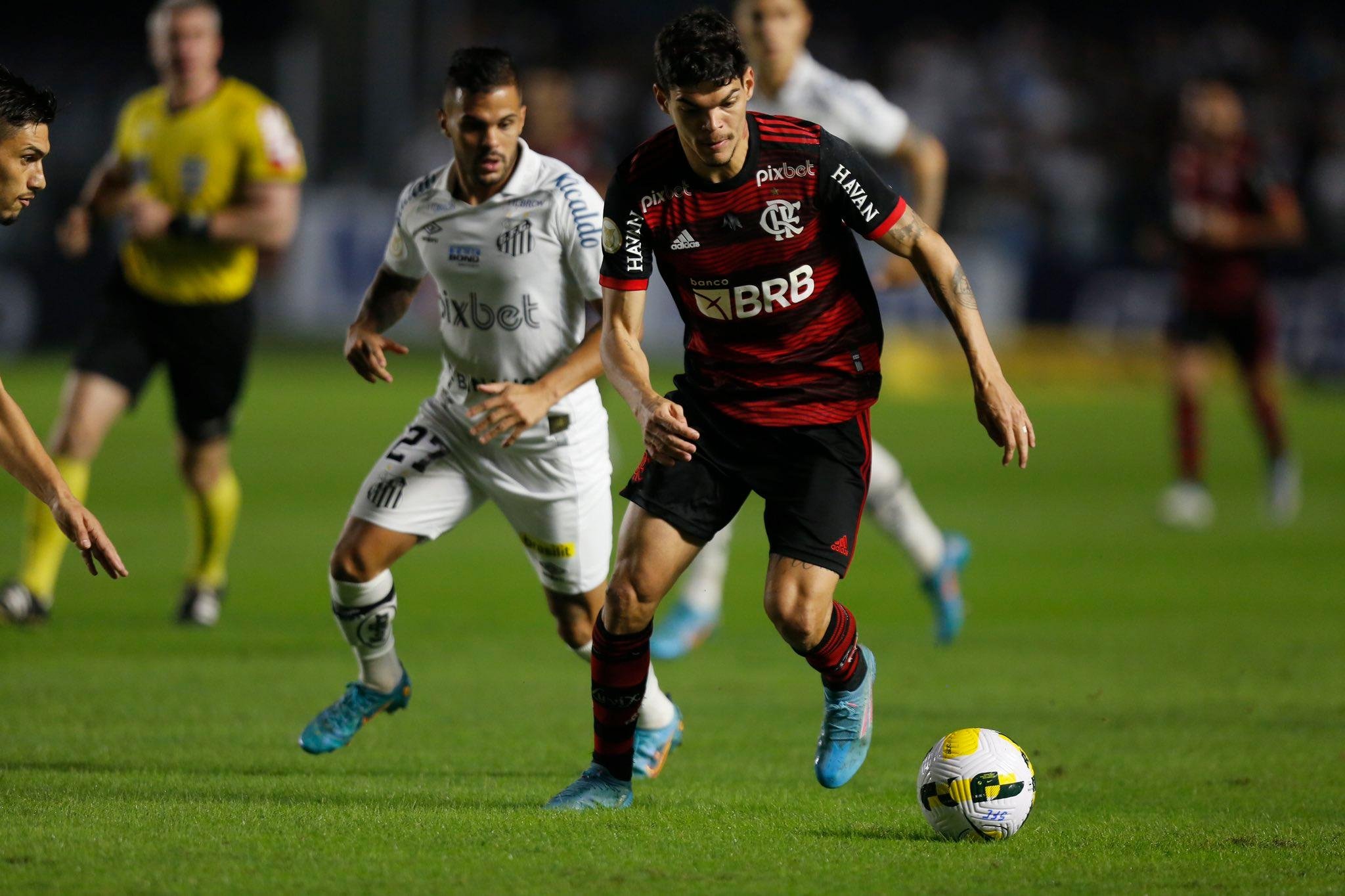 Flamengo vence Santos e dá passo para engrenar no Brasileirão