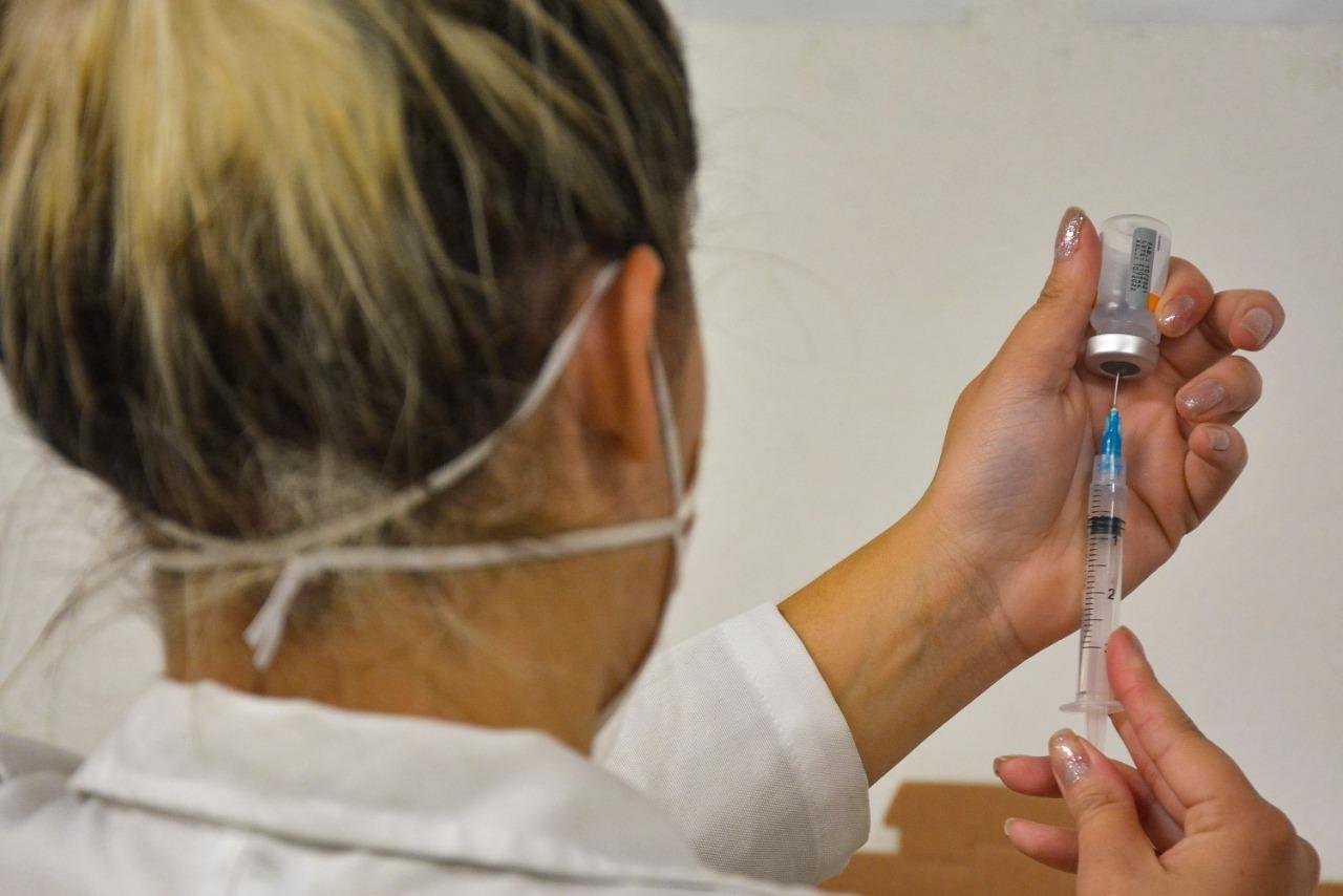 Al&eacute;m da idade, a pessoa tem que ter tomado a terceira dose at&eacute; 4 de mar&ccedil;o, uma diferen&ccedil;a de quatro meses entre as doses