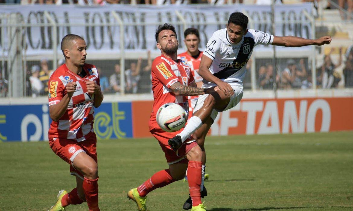 Os dois times apresentaram um ritmo bastante lento e criaram poucas oportunidades de gol