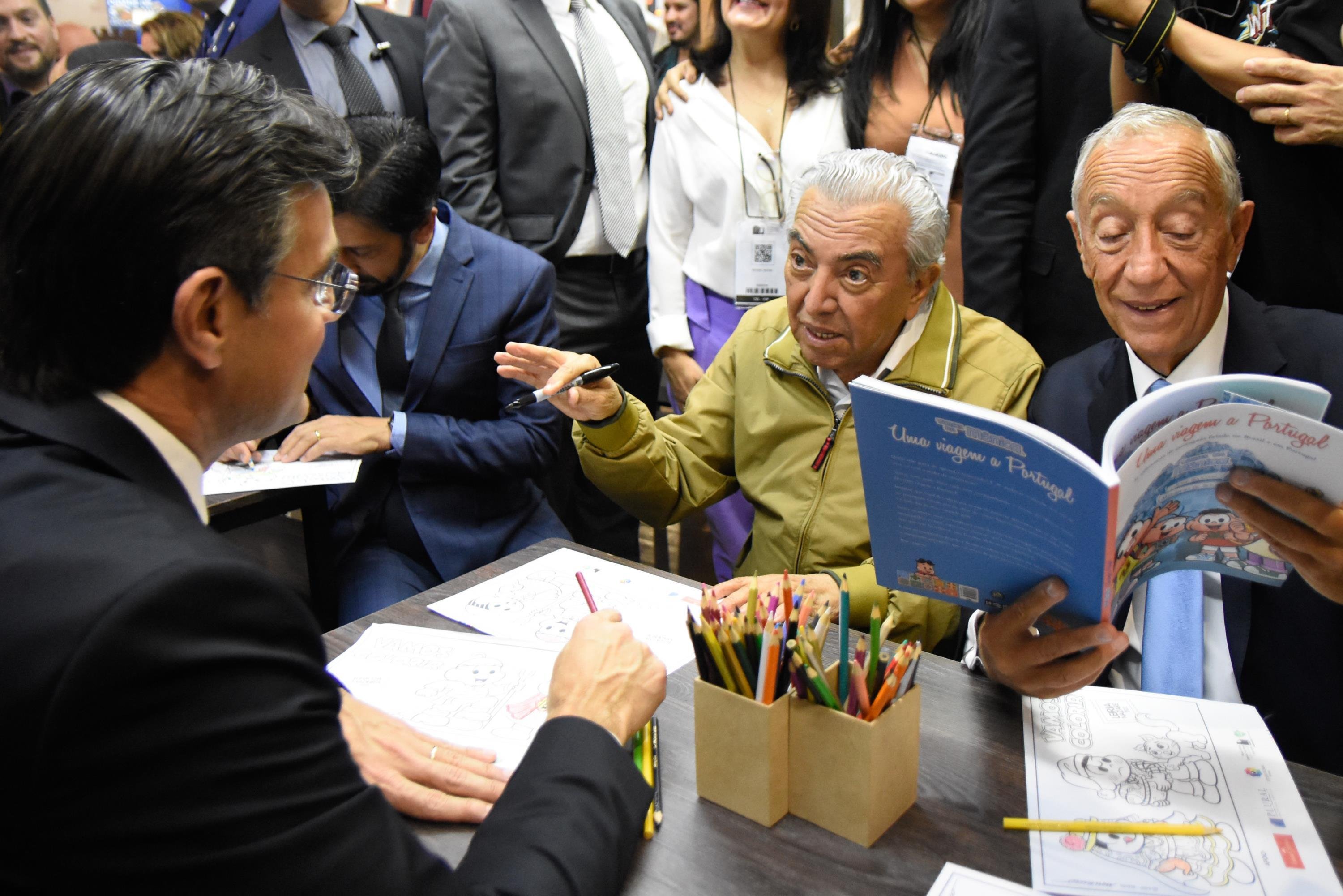 O cartunista Maur&iacute;cio de Souza e o presidente de Portugal, Marcelo Rebelo de Sousa, na Bienal Internacional do Livro de S&atilde;o Paulo