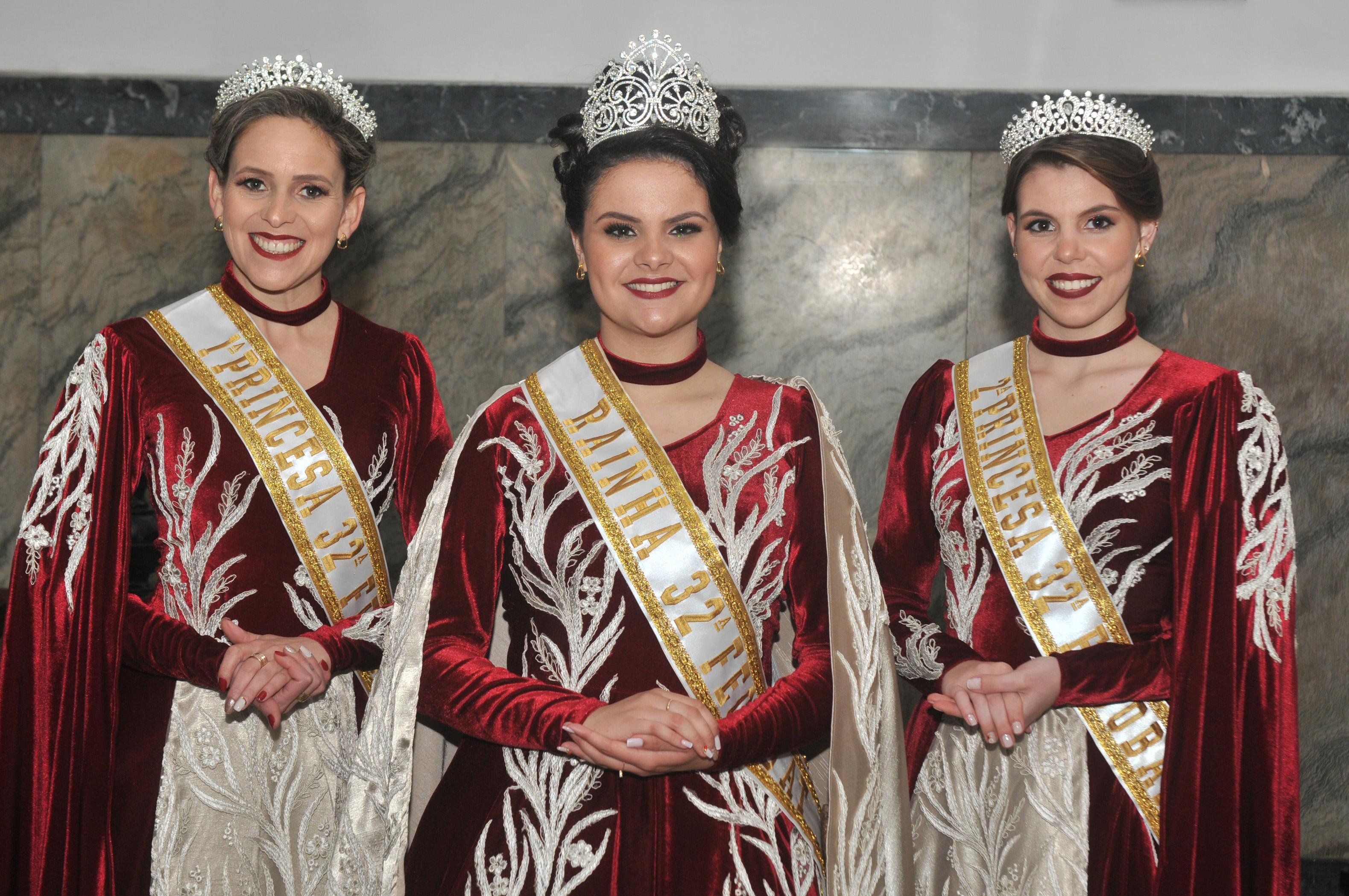 A rainha da feira, Ana Carolina Martins, a primeira princesa, Graciele Borges, e a segunda princesa, Gabriela Huber, visitaram o Correio do Povo