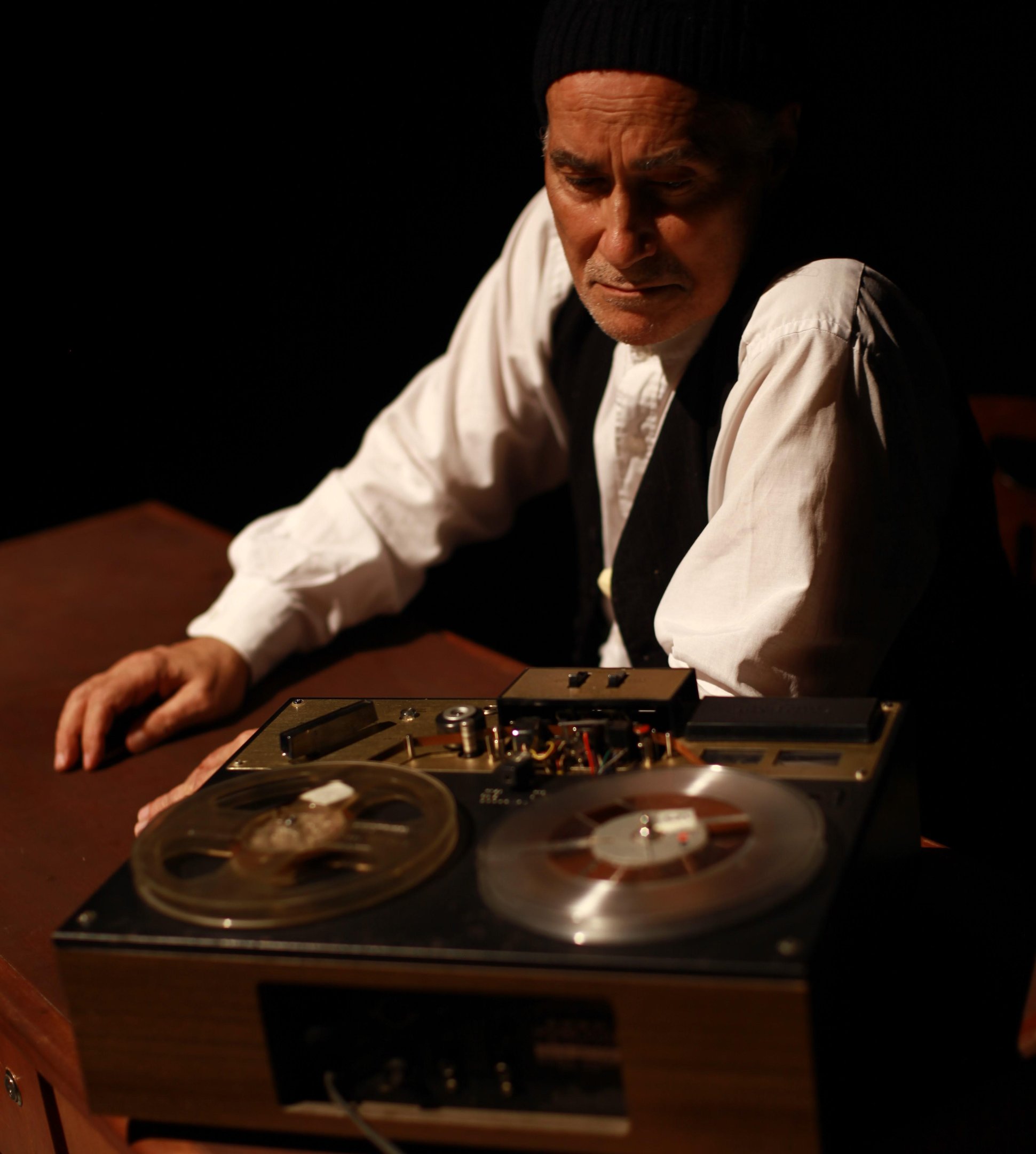 Vers&atilde;o livre da pe&ccedil;a &ldquo;A &Uacute;ltima Grava&ccedil;&atilde;o de Krapp&rdquo; (Krapp&rsquo;s Last Tape), espet&aacute;culo mostra o confronto de um homem de 69 anos com o seu passado