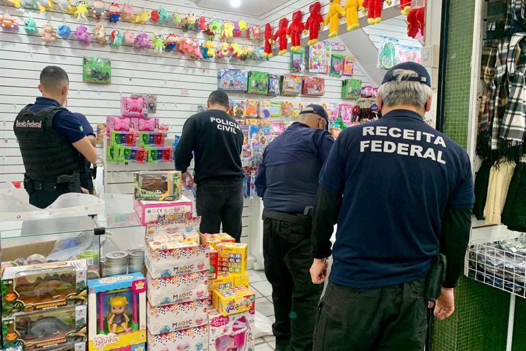Mercadorias falsificadas, muitas imitando marcas famosas, foram apreendidas