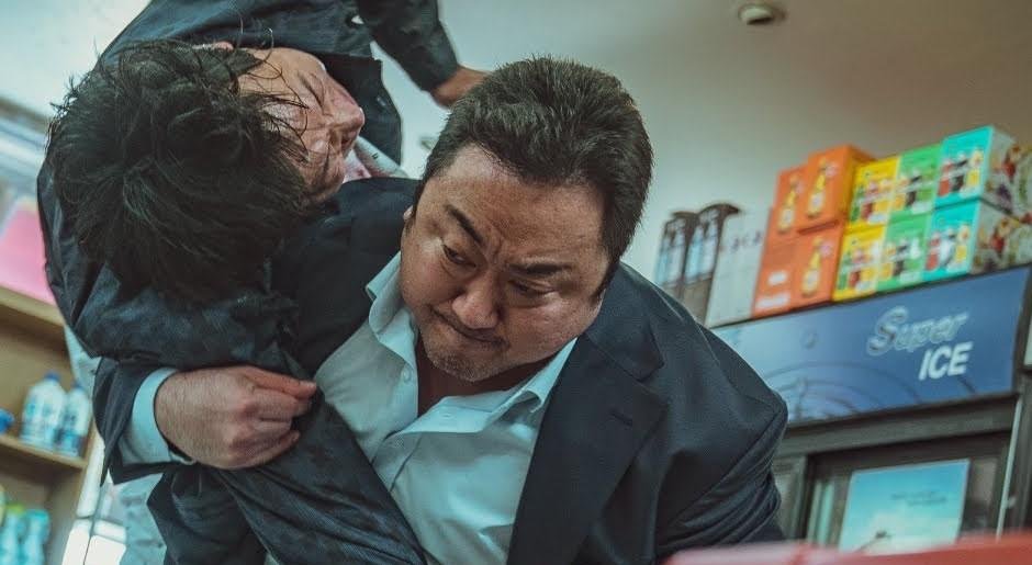 Ma Dong-seok, conhecido por filmes como &ldquo;Os Eternos&rdquo; (no qual interpretou Gilgamesh) e &ldquo;Invas&atilde;o Zumbi&rdquo;, &eacute; o protagonista