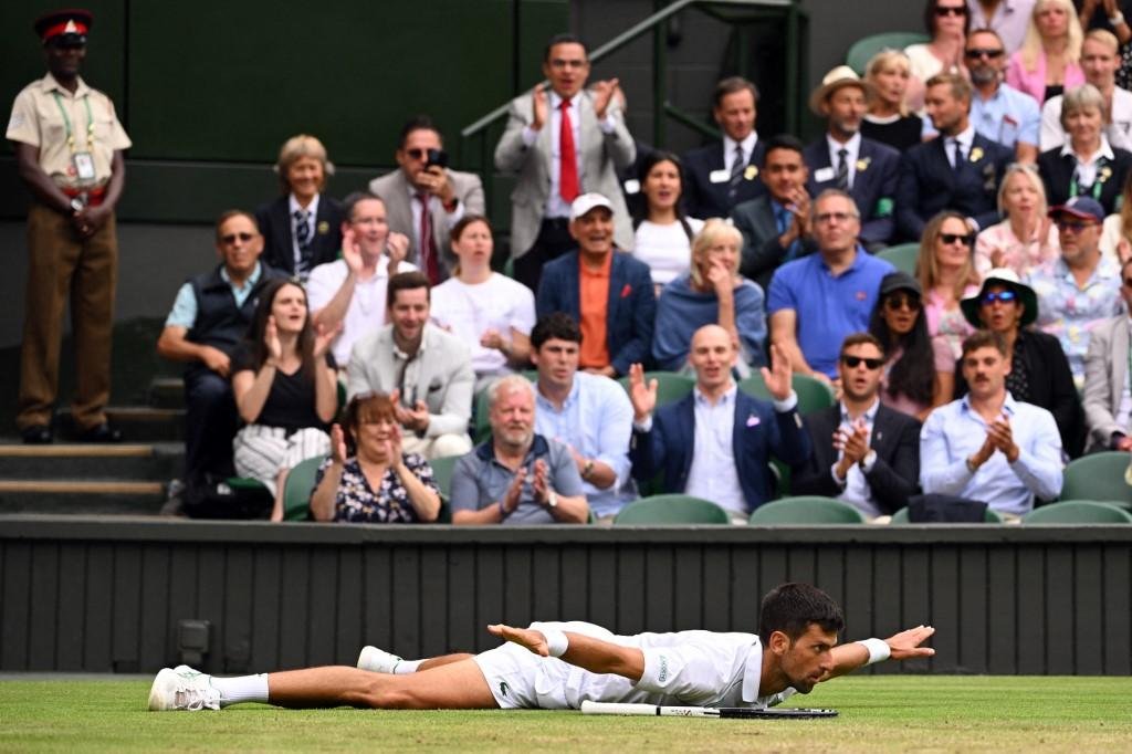 Djokovic comemora vit&oacute;ria de virada em Wimbledon