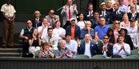 Djokovic comemora vitória de virada em Wimbledon