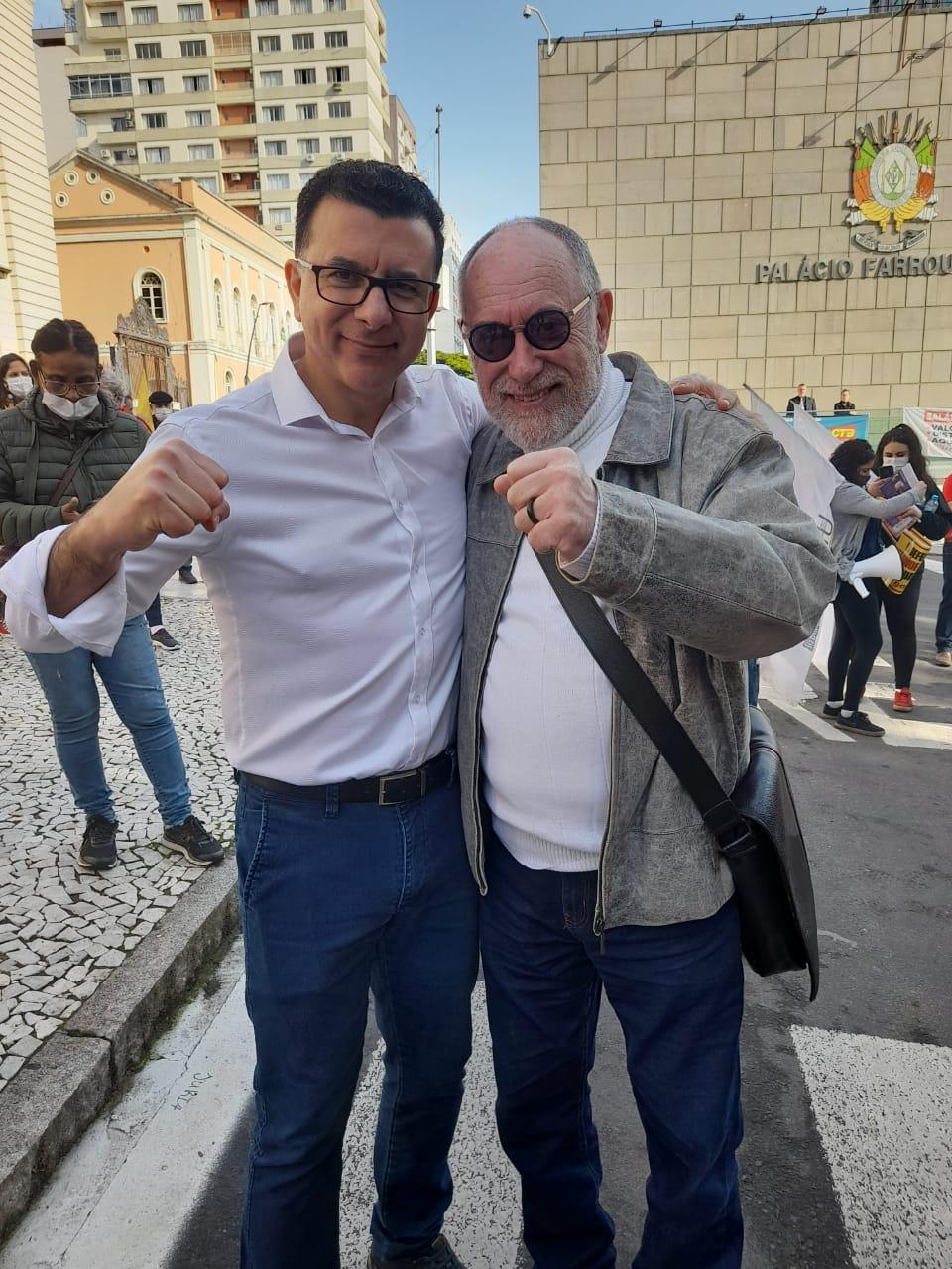 Deputado Jeferson Fernandes (E) e Pedro Ruas (D) durante mobiliza&ccedil;&atilde;o em frente a Assembleia