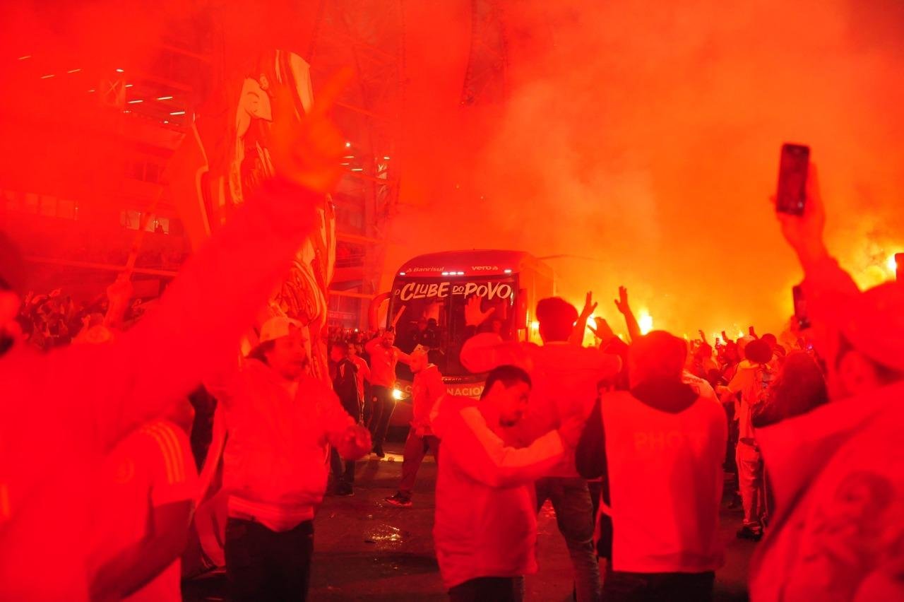 Torcida do Inter promoveu "ruas de fogo" no recebimento do time no Beira-Rio