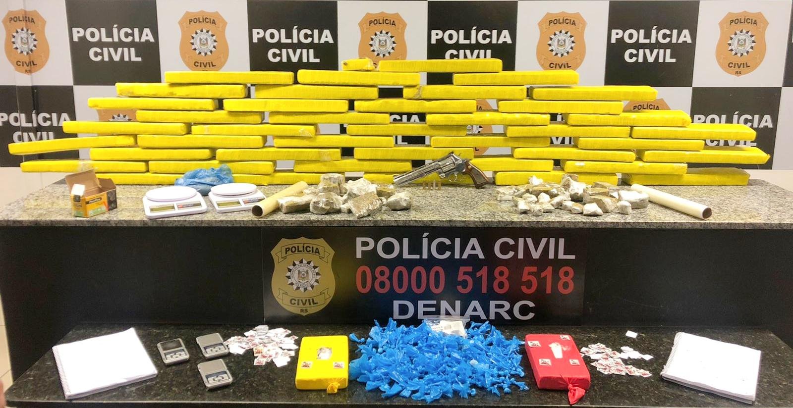Uma traficante foi presa em flagrante