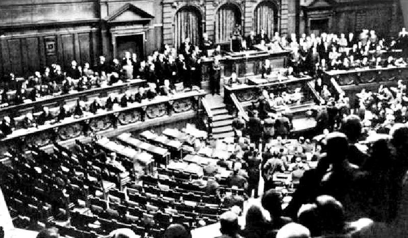 Vota&ccedil;&atilde;o da nova lei de defesa da Rep&uacute;blica Alem&atilde; pelo Reichstag.
