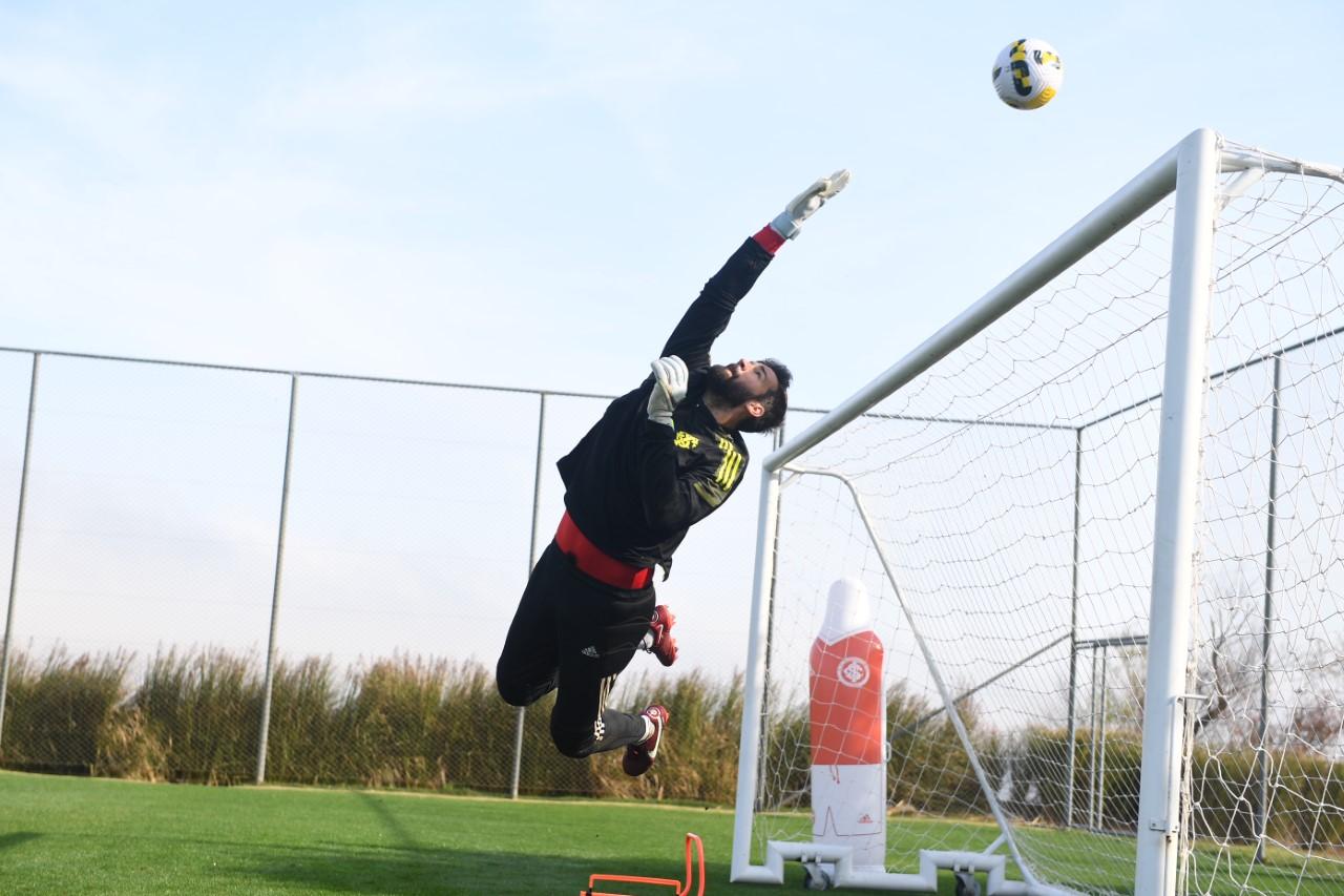 Goleiro Alisson treina no CT Parque Gigante