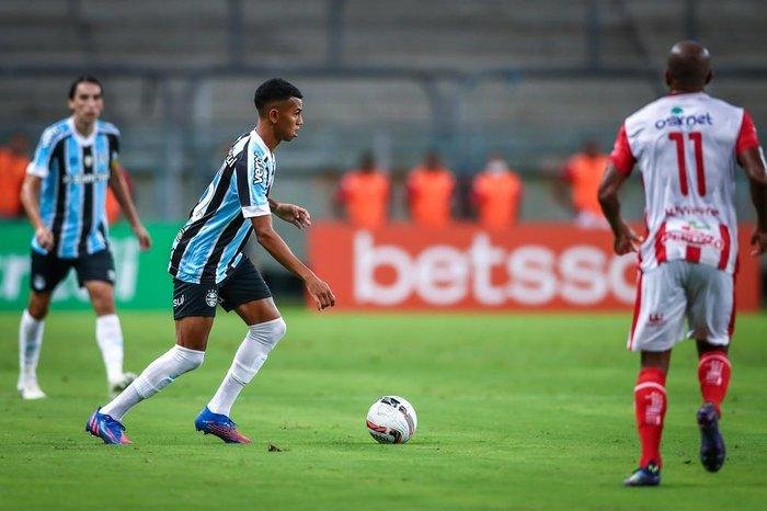 Fernando Henrique chegou a acertar ida para o Cruzeiro, mas Gr&ecirc;mio recuou