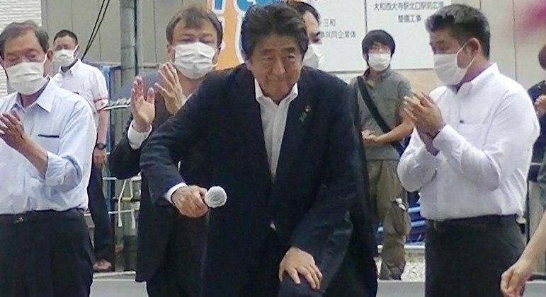 Imagem mostra momento em que Shinzo Abe inicia discurso durante com&iacute;cio em Nara