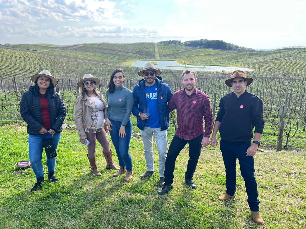 Jovens que participaram do treinamento de 14 meses da CNA estiveram em vinhedos de Flores da Cunha e de Bento Gon&ccedil;alves, onde receberam informa&ccedil;&otilde;es sobre o cultivo e a industrializa&ccedil;&atilde;o da uva para vinhos finos