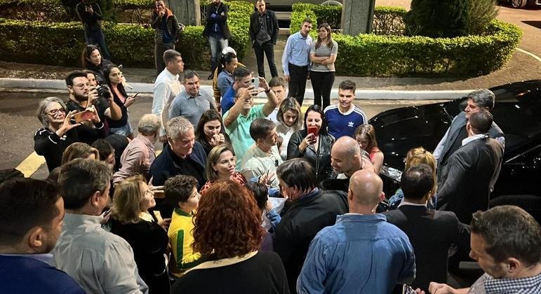 Em um dos postos, Bolsonaro pergunta a um trabalhador se o local j&aacute; cumpre o decreto presidencial