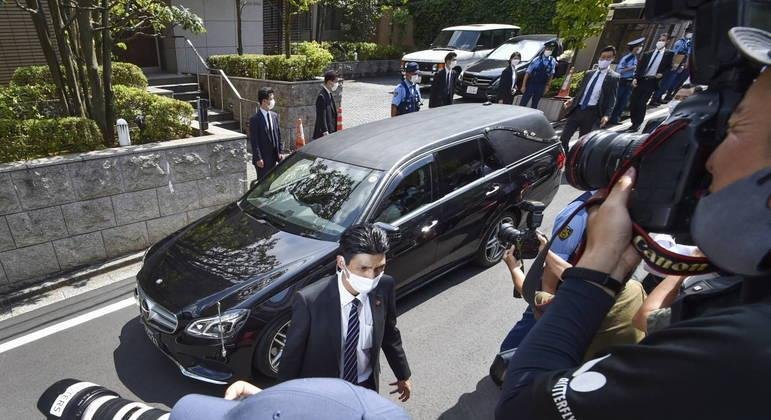 Carro f&uacute;nebre com o corpo de Shinzo Abe chega &agrave; resid&ecirc;ncia do pol&iacute;tico em T&oacute;quio