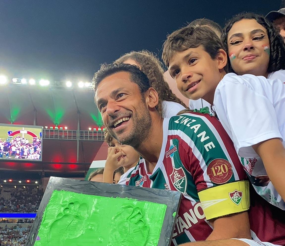 Centroavante celebrou com fam&iacute;lia e a torcida que o consagrou