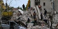 Edifício residencial em Chasiv Yar, leste da Ucrânia, foi bombardeado