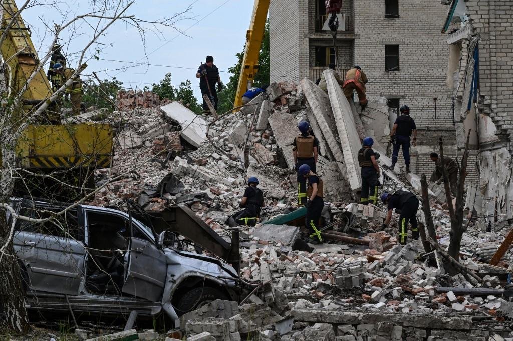 Edif&iacute;cio residencial em Chasiv Yar, leste da Ucr&acirc;nia, foi bombardeado