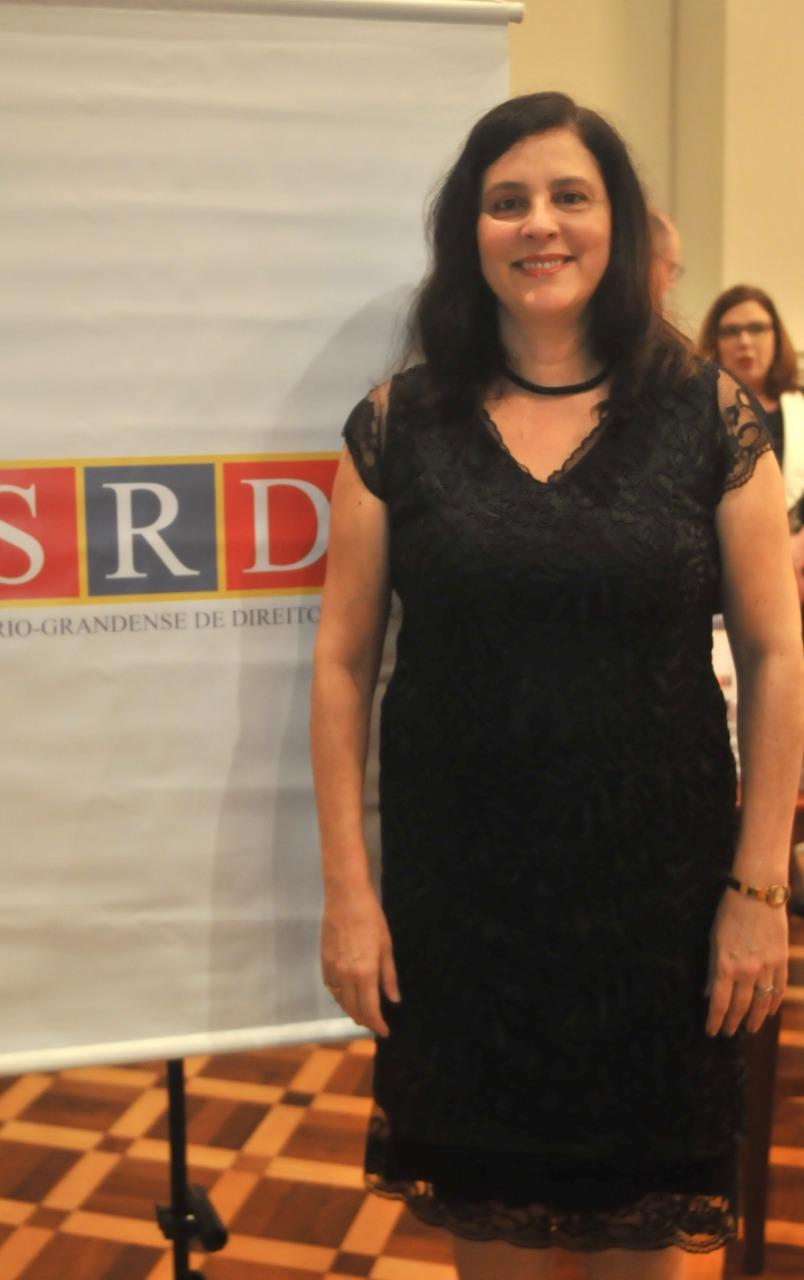 A nova presidente da Asrdt, Luciane Cardoso Barzotto