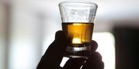 Consumo de bebidas alcoólicas pode aumentar ronco, causar apneia e atrapalhar o sono