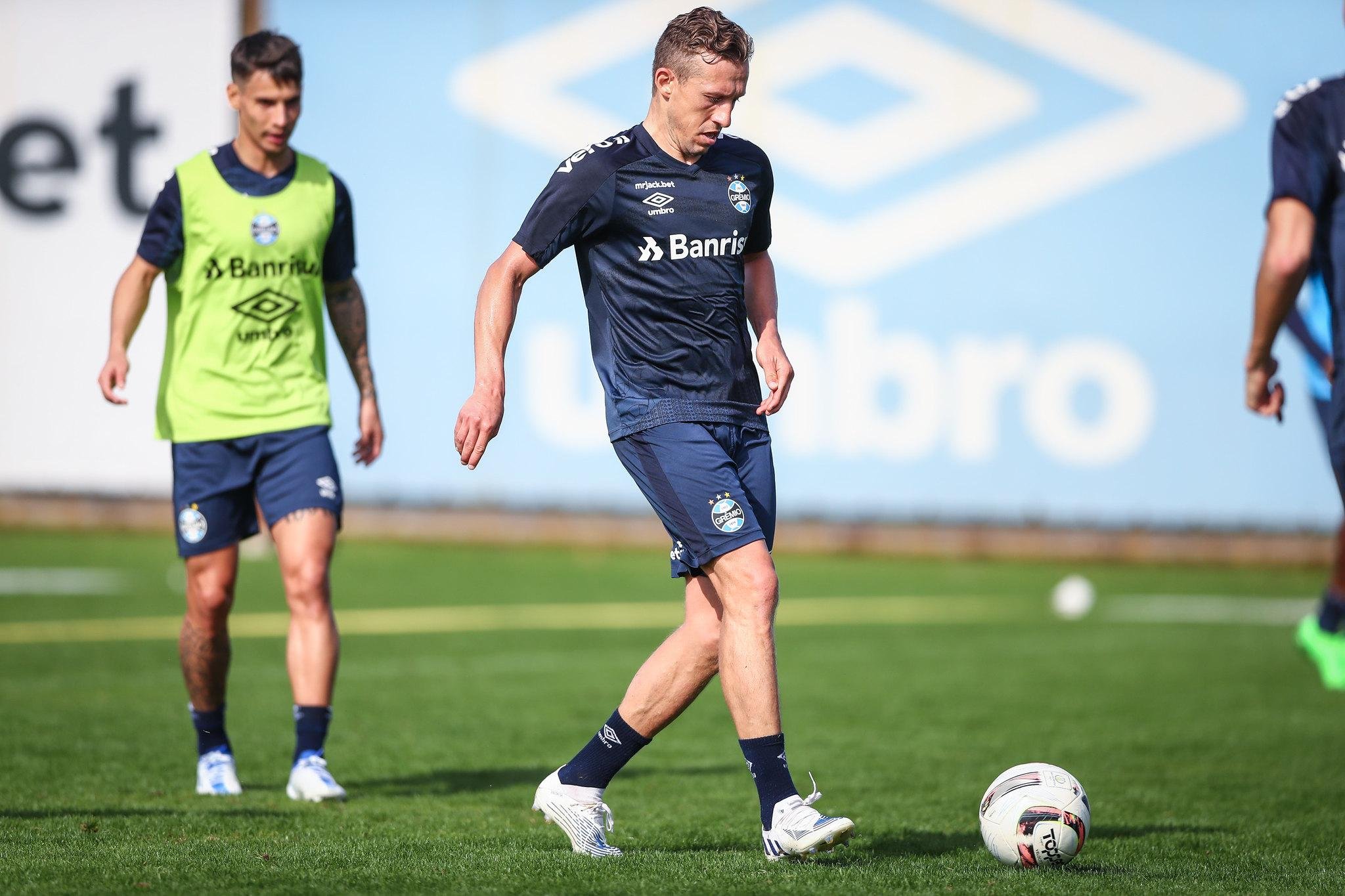 Lucas Leiva segue treinando com o time gremista