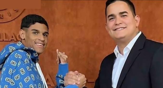 Ex-empres&aacute;rio (&agrave; dir.) do influenciador nega acusa&ccedil;&otilde;es de coagir Luva de Pedreiro (&agrave; esq.)