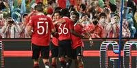 Jogadores do Manchester United comemoram gol marcado por uruguaio Pellistri