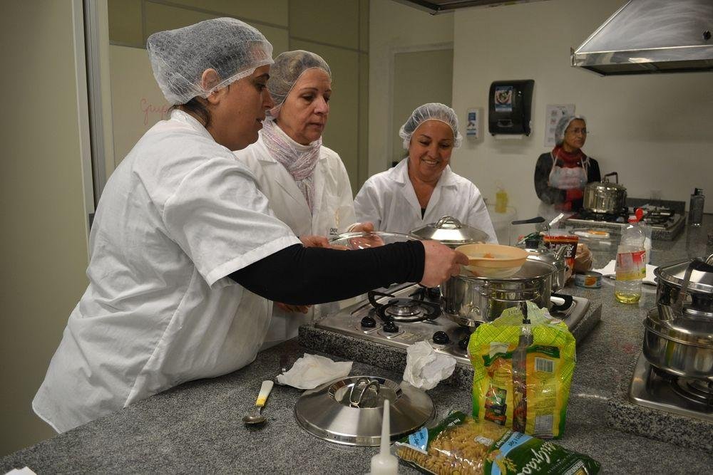 As merendeiras e merendeiros estar&atilde;o nas escolas a partir desta quarta-feira, j&aacute; as auxiliares de limpeza entram em a&ccedil;&atilde;o na quinta