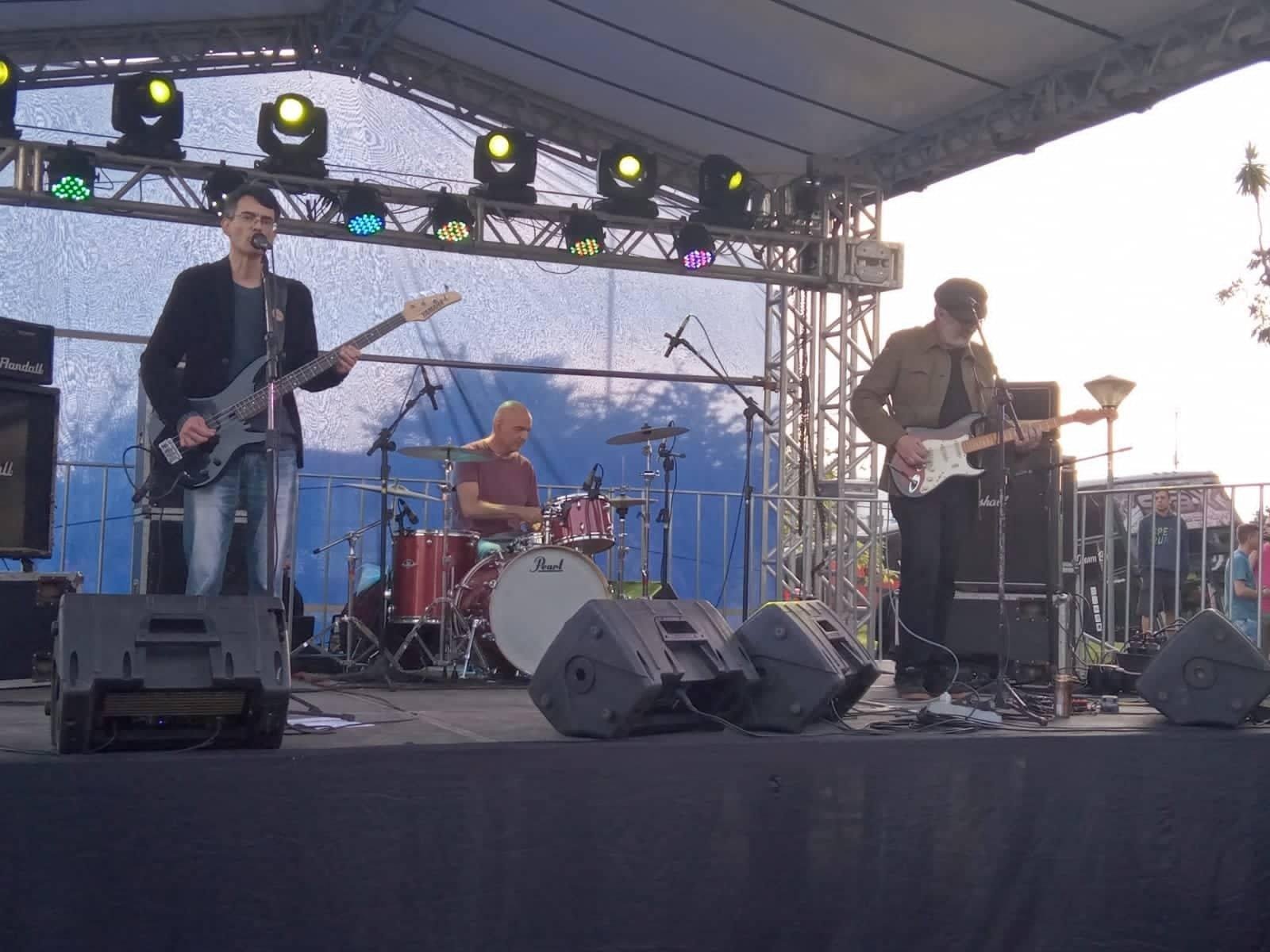 A Mat&eacute;ria Pl&aacute;stica apresenta repert&oacute;rio autoral com uma pegada Rock/Garage/P&oacute;s-Punk
