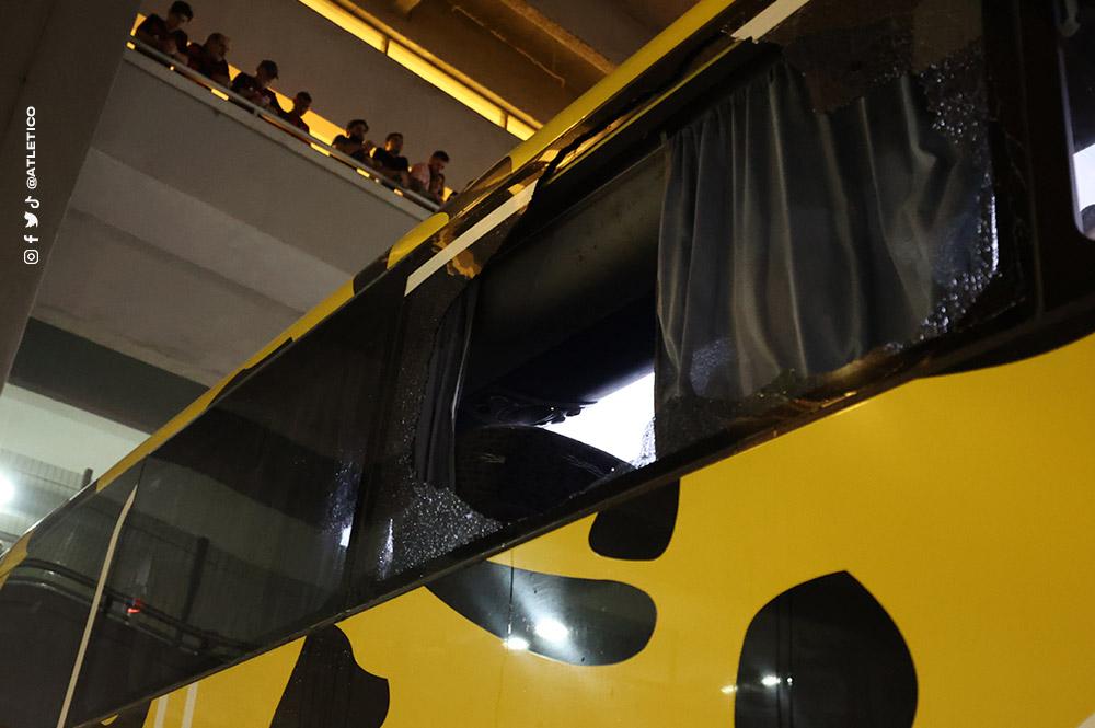 &Ocirc;nibus &eacute; apedrejado na chegada ao Maracan&atilde;