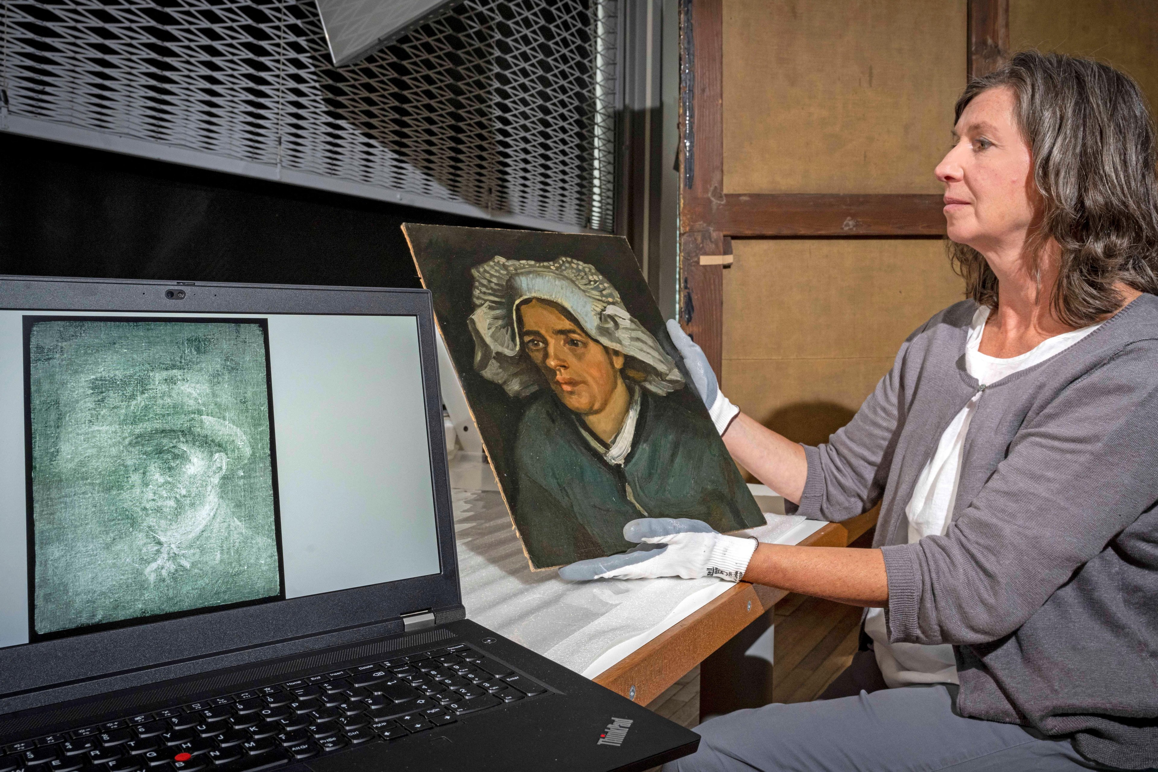 Autorretrato in&eacute;dito de Vincent Van Gogh, com a orelha intacta, foi encontrado atr&aacute;s de outra tela do pintor holand&ecirc;s