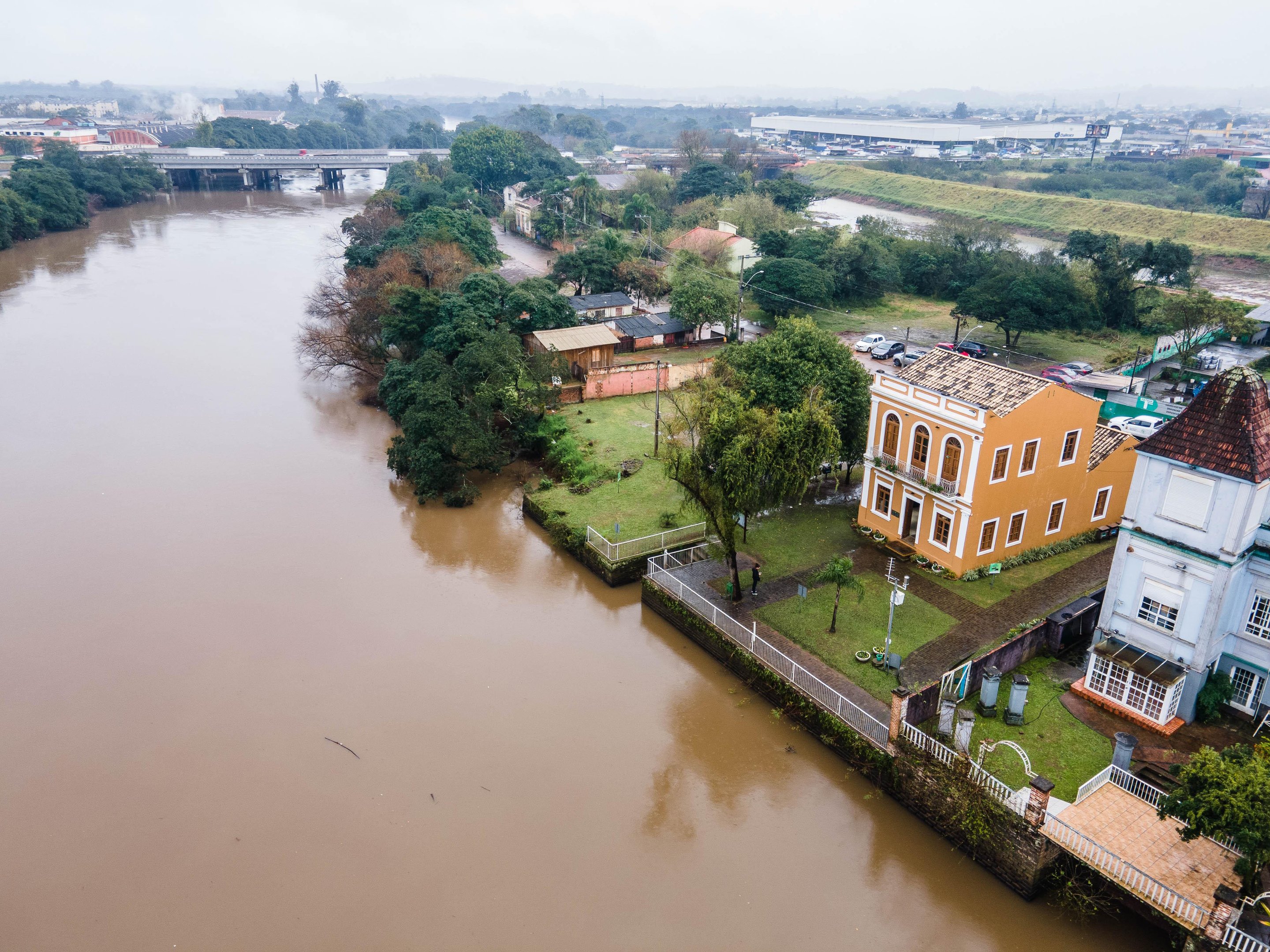 Visita contou com a participa&ccedil;&atilde;o de prefeitos, secret&aacute;rios e profissionais da &aacute;rea ambiental de munic&iacute;pios que integram a Bacia Hidrogr&aacute;fica do Rio dos Sinos