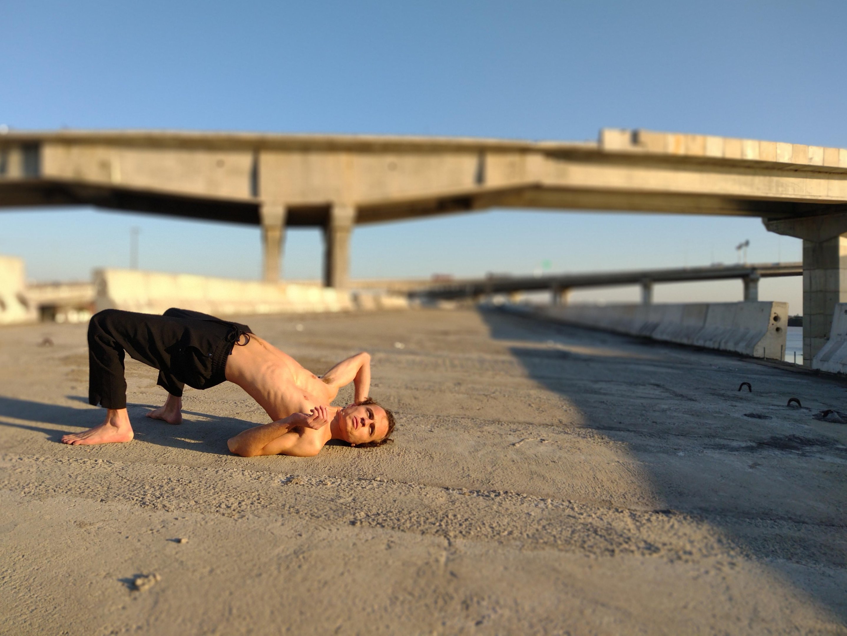 No solo de Eduardo Schmidt, a  pesquisa sobrep&otilde;e corpo e palavra, compondo um di&aacute;logo c&oacute;smico com seres imaginados em outros planetas, tendo como base o Butoh.