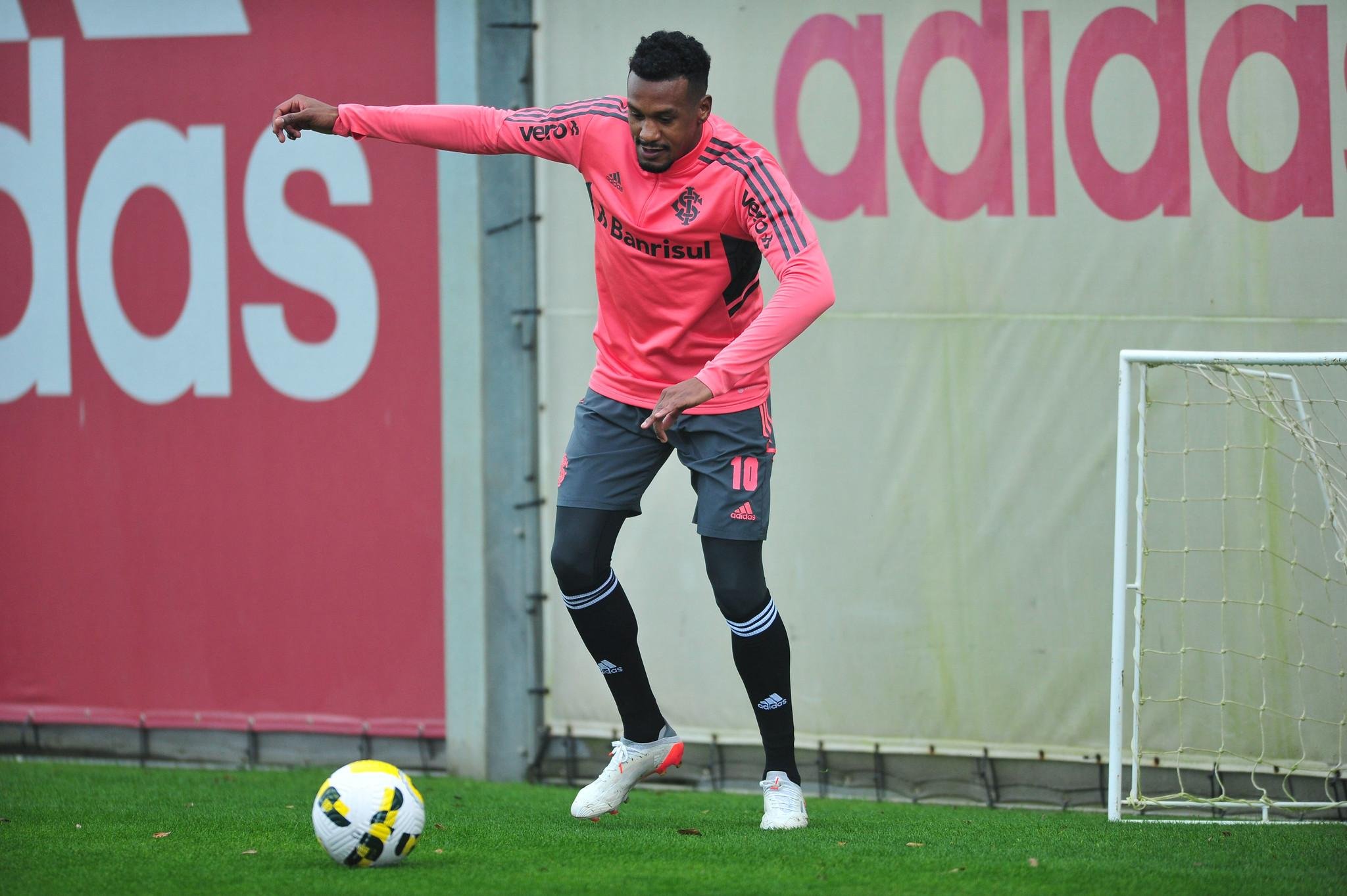 Edenilson vai estar em campo na Arena da Baixada