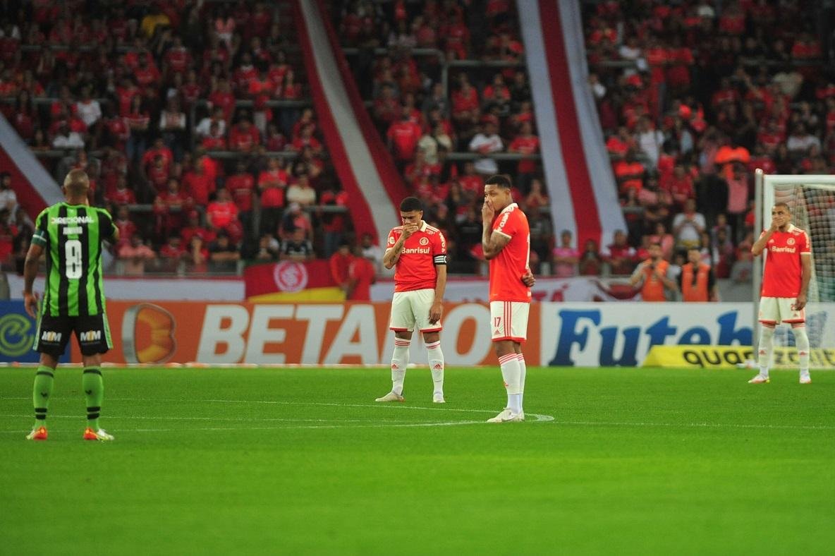 No jogo entre Inter x Am&eacute;rica, na segunda-feira, no Beira-Rio, os jogadores fizeram um protesto logo ap&oacute;s o apito inicial. Principal reclama&ccedil;&atilde;o dos atletas &eacute; em rela&ccedil;&atilde;o ao novo texto sobre a rescis&atilde;o contratual, mas outro temas, como o hor&aacute;rio estabelecido para o adicional noturno, tamb&eacute;m s&atilde;o contestados
