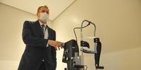 Chefe do setor de Oftalmologia do GHC, o médico Egídio Picetti, mostra o equipamento SLT