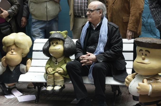 Quino ao lado de personagens criados por ele