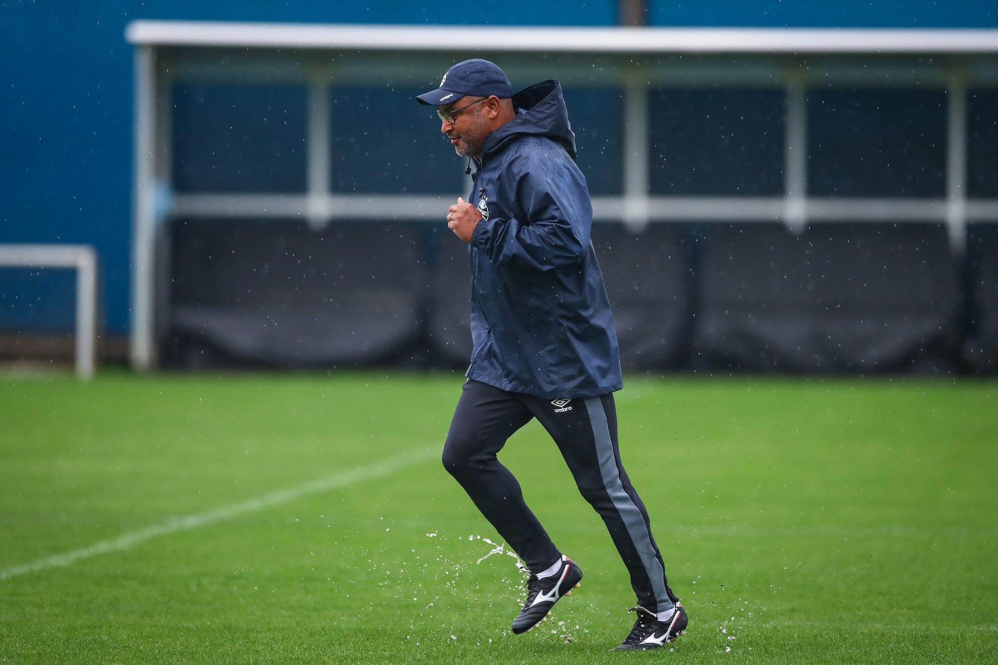 Roger Machado no treino do Gr&ecirc;mio