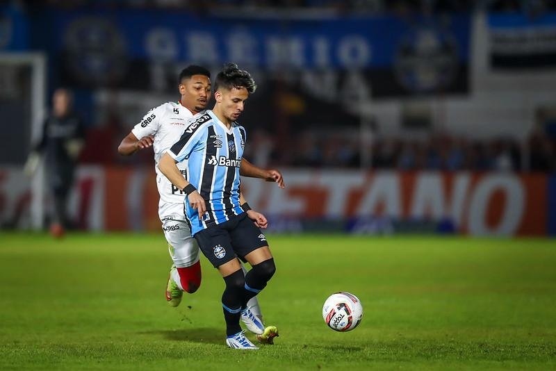 Gr&ecirc;mio e Brusque maltrataram a bola em Santa Catarina