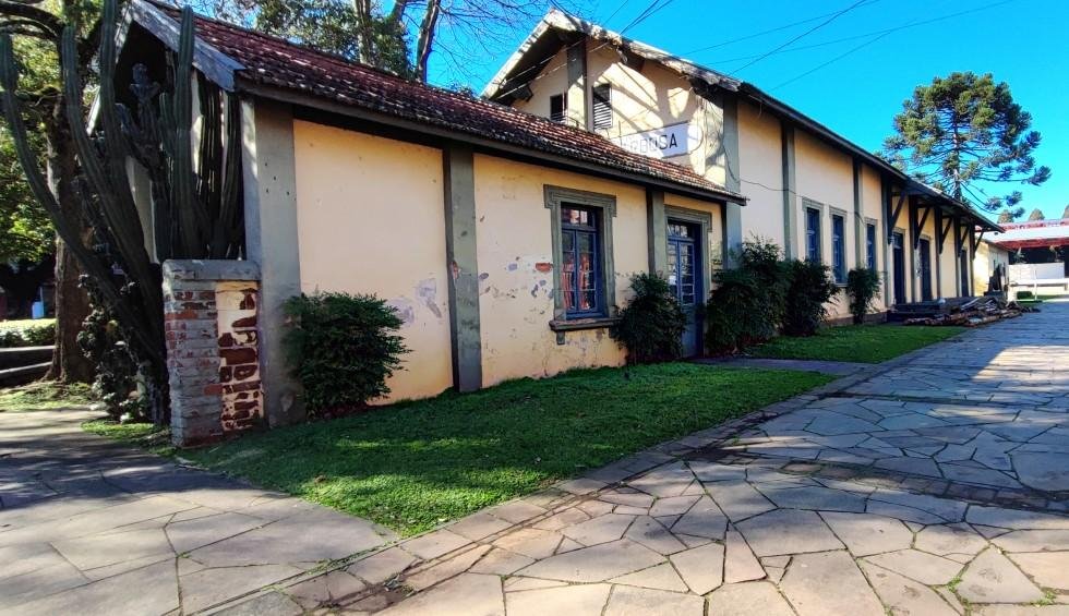 Pr&eacute;dio de 113 anos est&aacute; sendo isolado com tapume para implanta&ccedil;&atilde;o do canteiro de obras