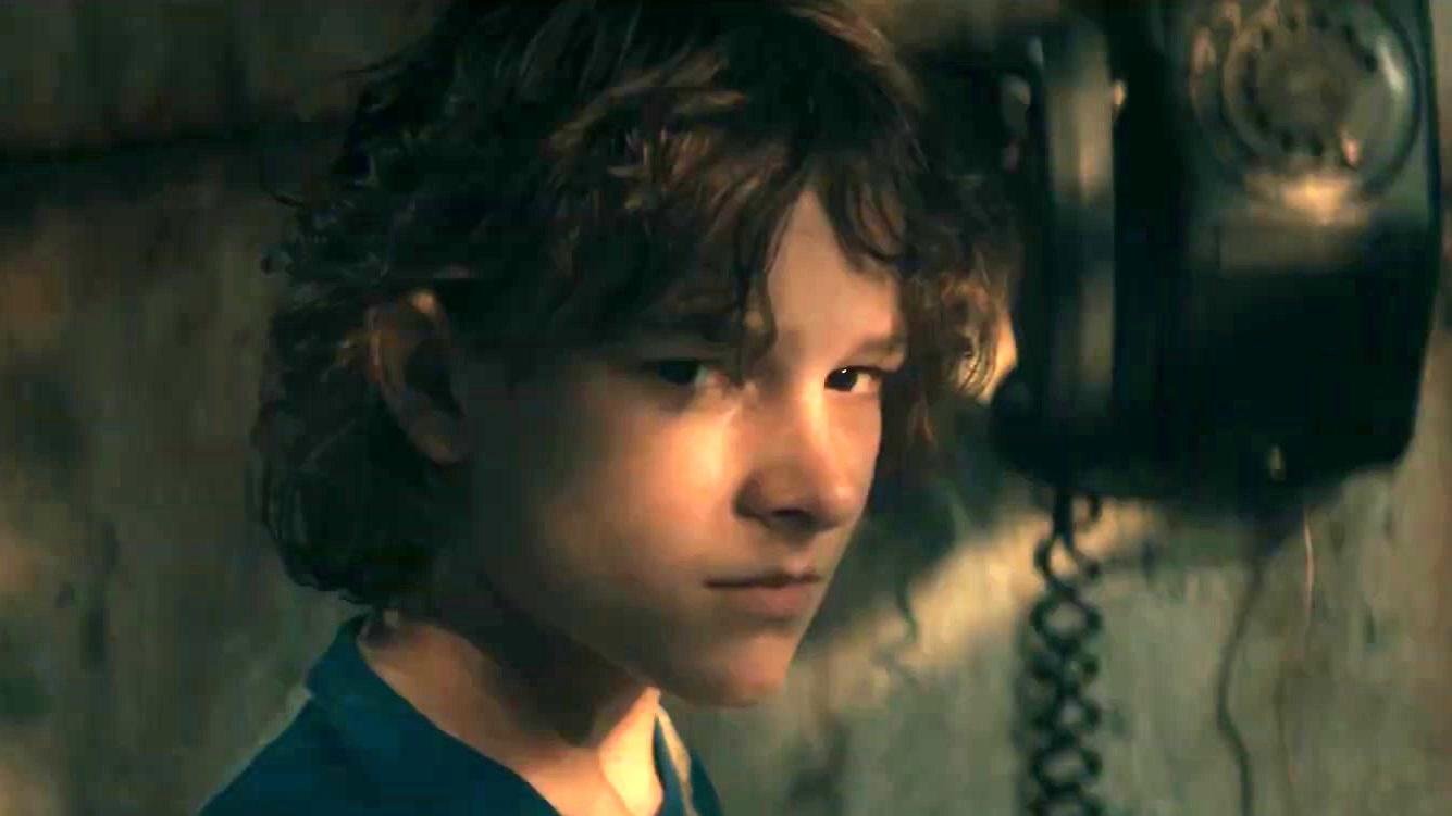 Finney Shaw, um garoto de 13 anos, &eacute; sequestrado por um serial killer no thriller de terror