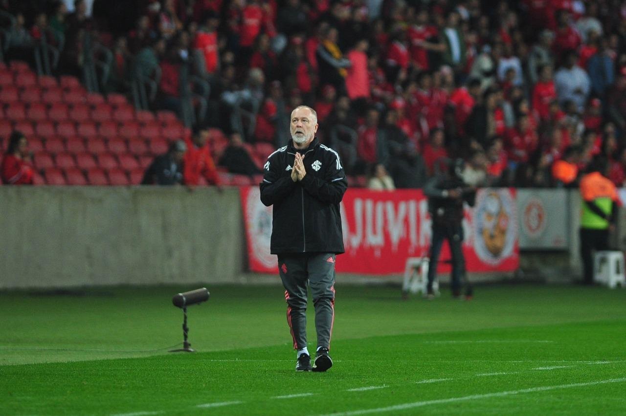 Mano Menezes pediu contrata&ccedil;&atilde;o de um lateral